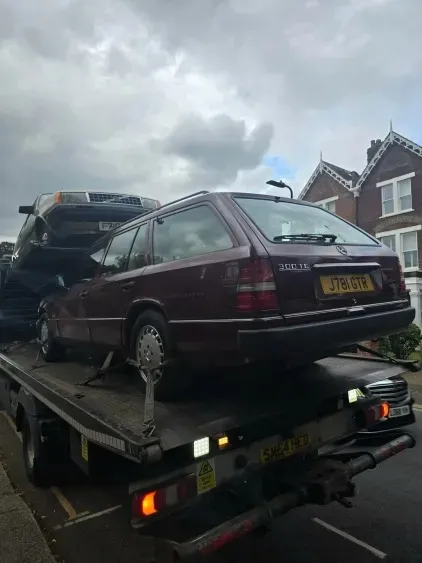 Coches de los noventa en Acton: según los fans, la escena del lechero de los huevos