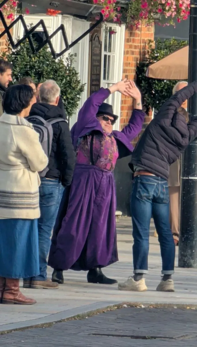 Hoddesdon se viste de los ochenta: Vernon y el hombrecillo de la capa violeta