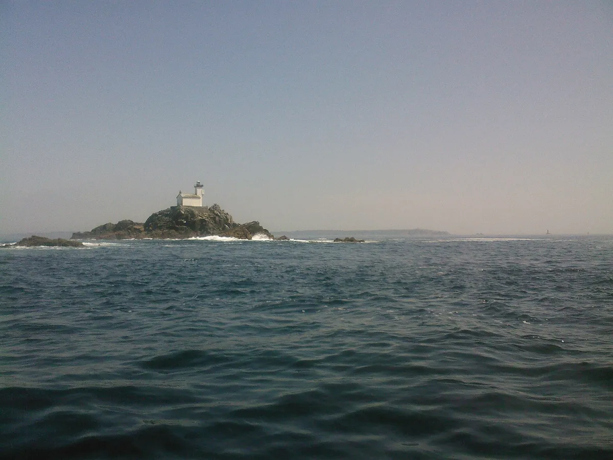 Rodaje previo en la Île de Sein, en Bretaña, junto al faro de Tévennec