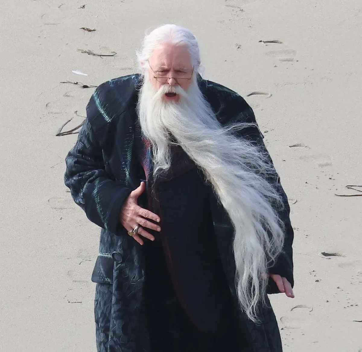 Primera imagen de Lithgow como Dumbledore, en una playa con Nicolás y Perenela Flamel
