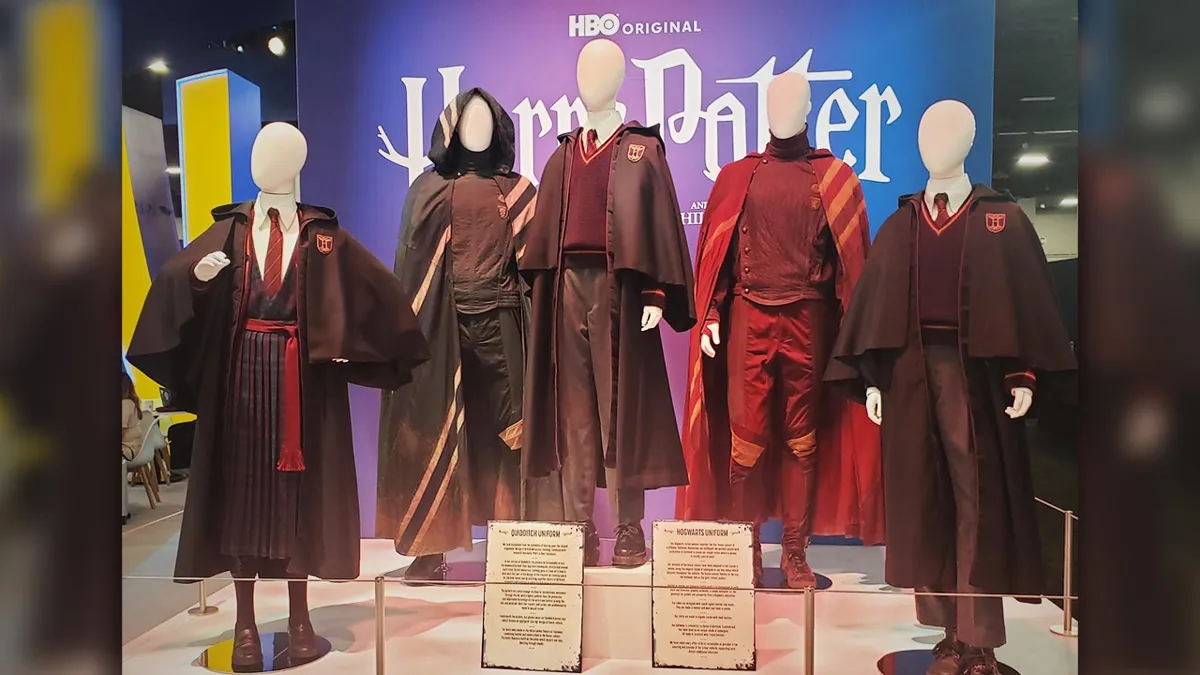 Warner enseña los uniformes de la serie en una feria de Las Vegas
