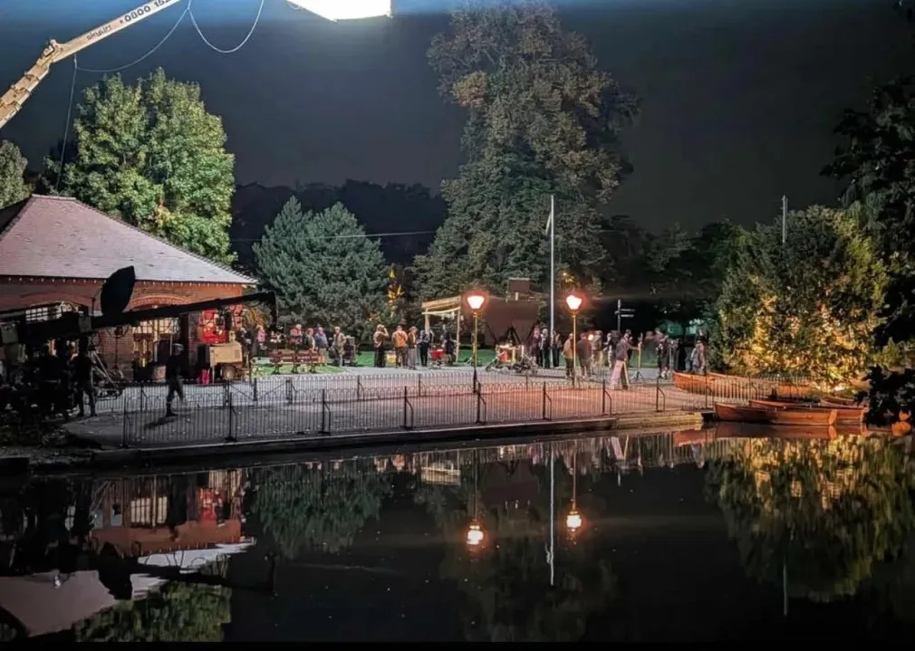 Los alumnos cruzan de noche el lago en barcas hacia el castillo, en Luton