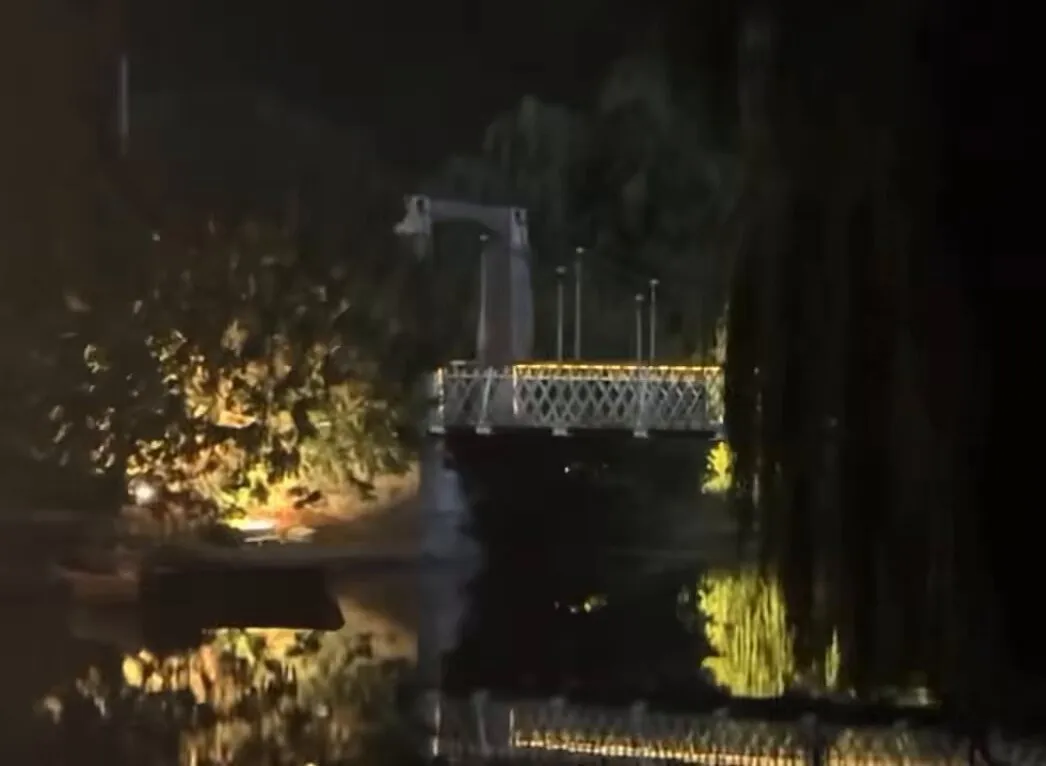 Una pareja corriendo de noche en un parque de Luton: ¿James y Lily?