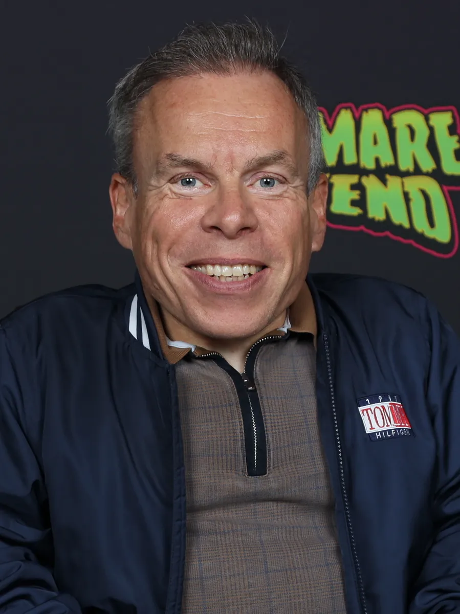 Warwick Davis vuelve como Flitwick, el único actor de las películas que repite