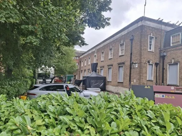 Furgonetas de Warner en el Old Magistrates Court de Watford